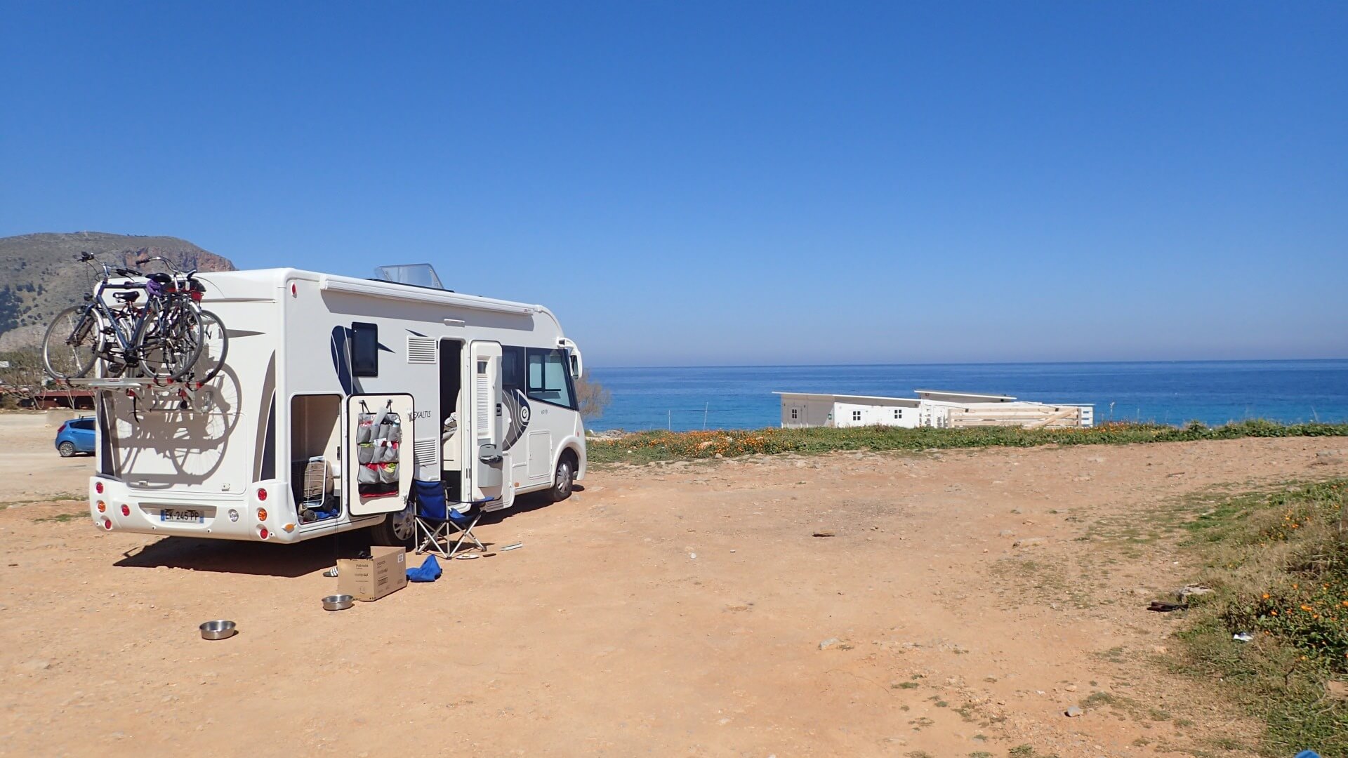 Camping car au bord de la mer