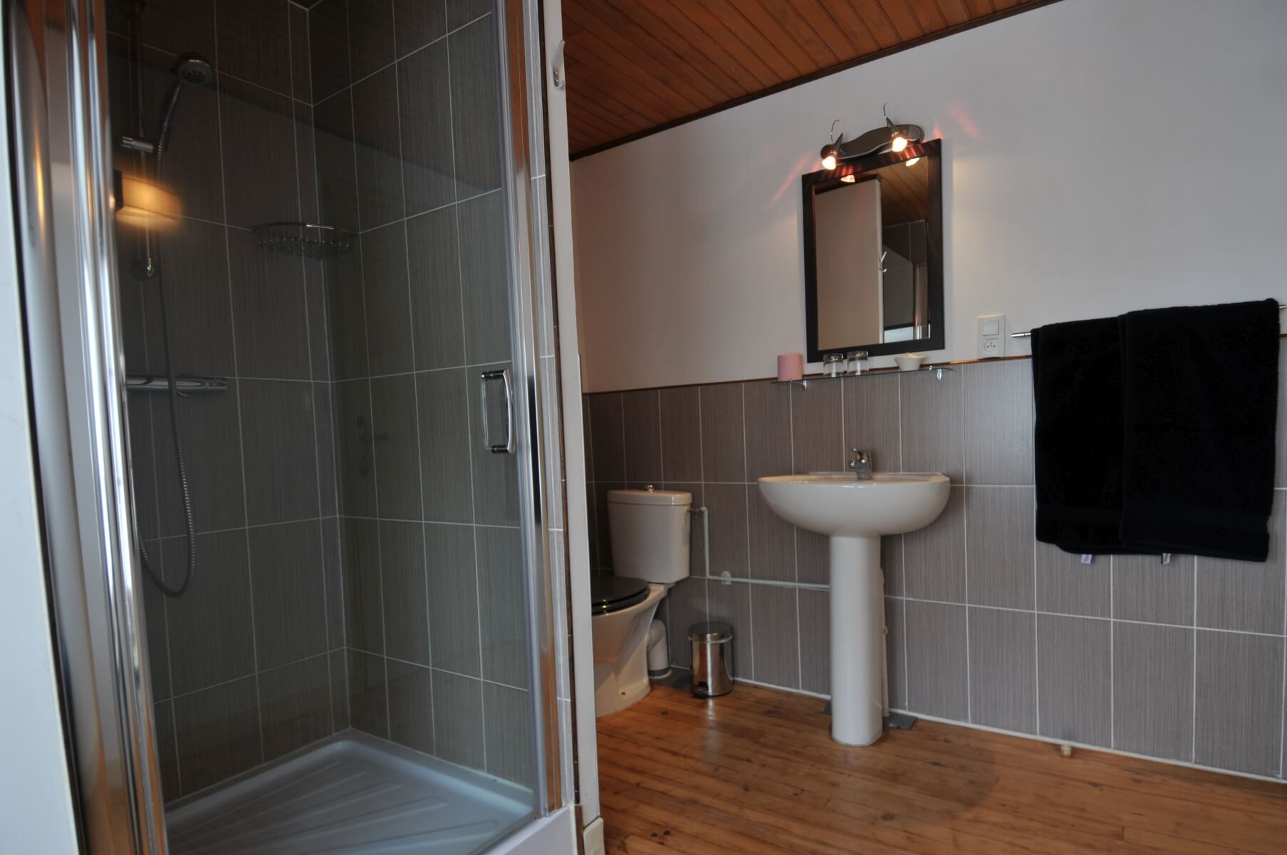 Badkamer van kamer Hindou Kouch