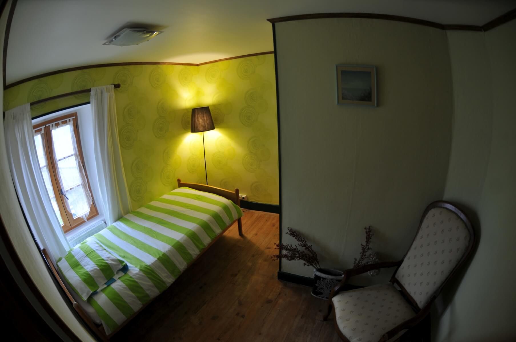 Eenpersoonsbed in kamer Caucase